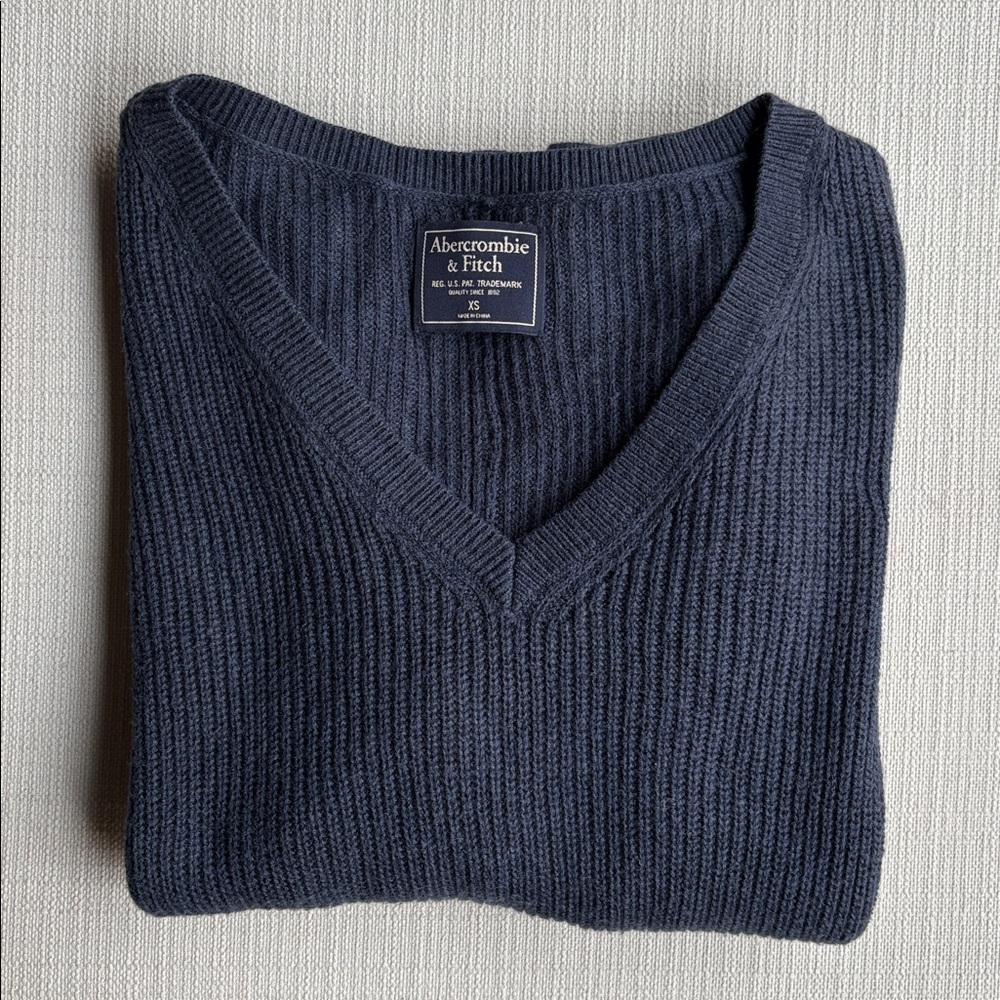 Abercrombie & Fitch Deep navy Blue V-Neck pullover sweater - size XS